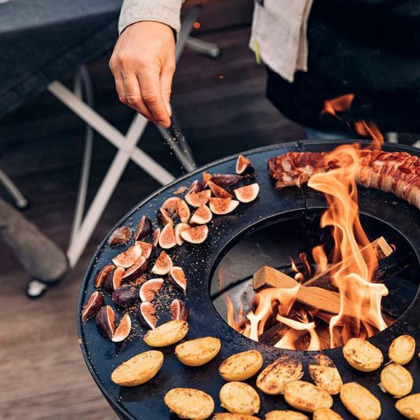 La cuisson au feu de bois sur une plancha Höfats avec Club Brasero