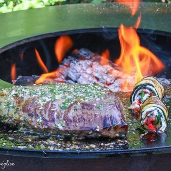 Cuisson d'une pièce de bœuf sur le brasero plancha Quoco sur Club Brasero 